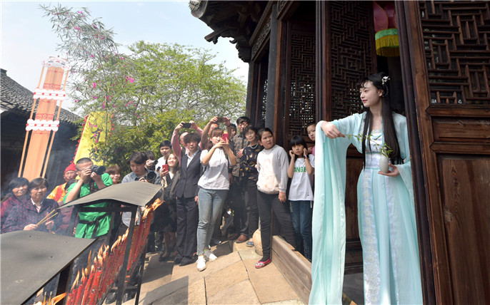 1524624241462199.jpg 江南水鄉(xiāng)狂歡節(jié)-第十八屆中國烏鎮(zhèn)烏村香市 (21)蠶花圣會(huì).jpg