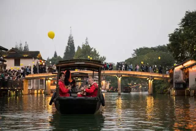 1527730437902741.jpg 2古鎮(zhèn)嘉年華巡游圖片.jpg