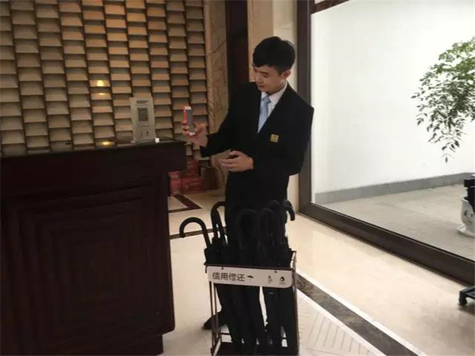 1527756782191040.jpg 5景區(qū)工作人員向記者演示信用借還.jpg