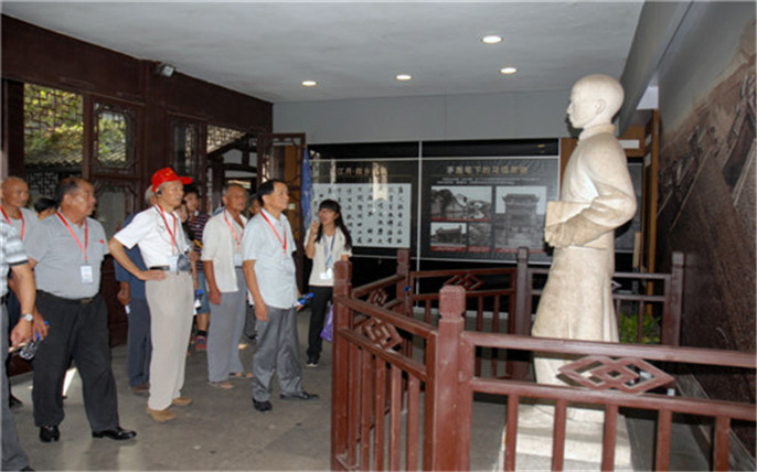 參觀茅盾故居，瞻仰故鄉(xiāng)名人_副本.jpg