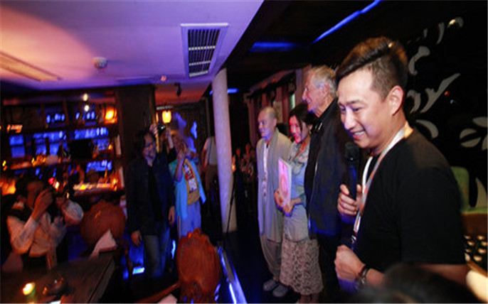 1528961111650167.jpg 首屆烏鎮(zhèn)戲劇節(jié)評委頒發(fā)青年競演入圍證書_副本.jpg