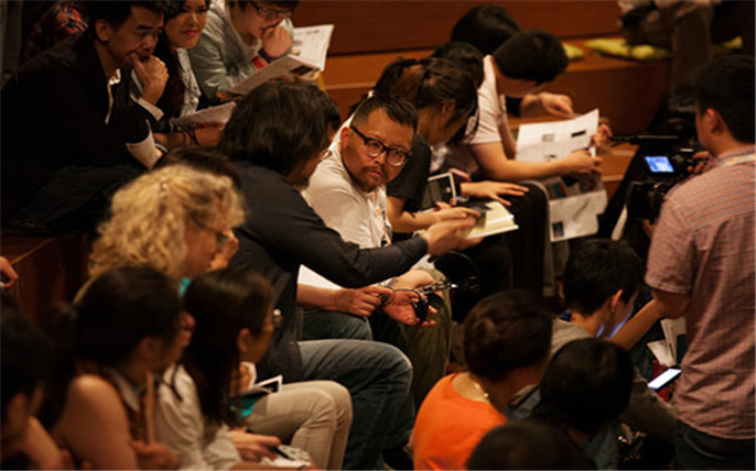 1528961120267318.jpg 首屆烏鎮(zhèn)戲劇節(jié)評委觀看青年競演并評分_副本.jpg